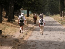 ancora in cammino sul
basolato dell’Appia Antica
(15248 bytes)